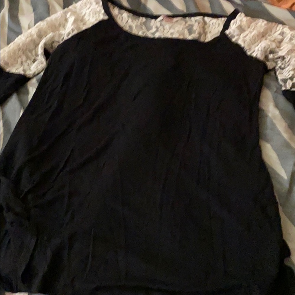 Medium black and white quarter sleeves shirt